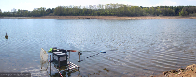 Installation pêche au feeder au lac de Pareloup