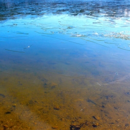 Les eaux claires du lac de Pareloup sous la glace