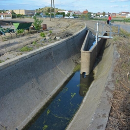 Canal d'irrigation à Santa Amalia