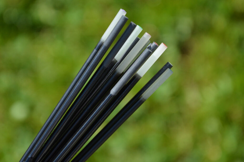 Les scions en fibre de verre sont blanc à leur base. Ceux en carbone sont noir.