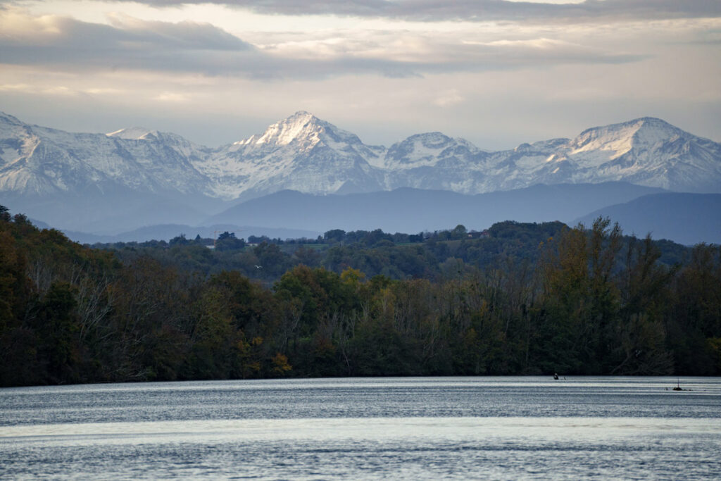 Au pieds des montagnes se trouvent les gros poissons.