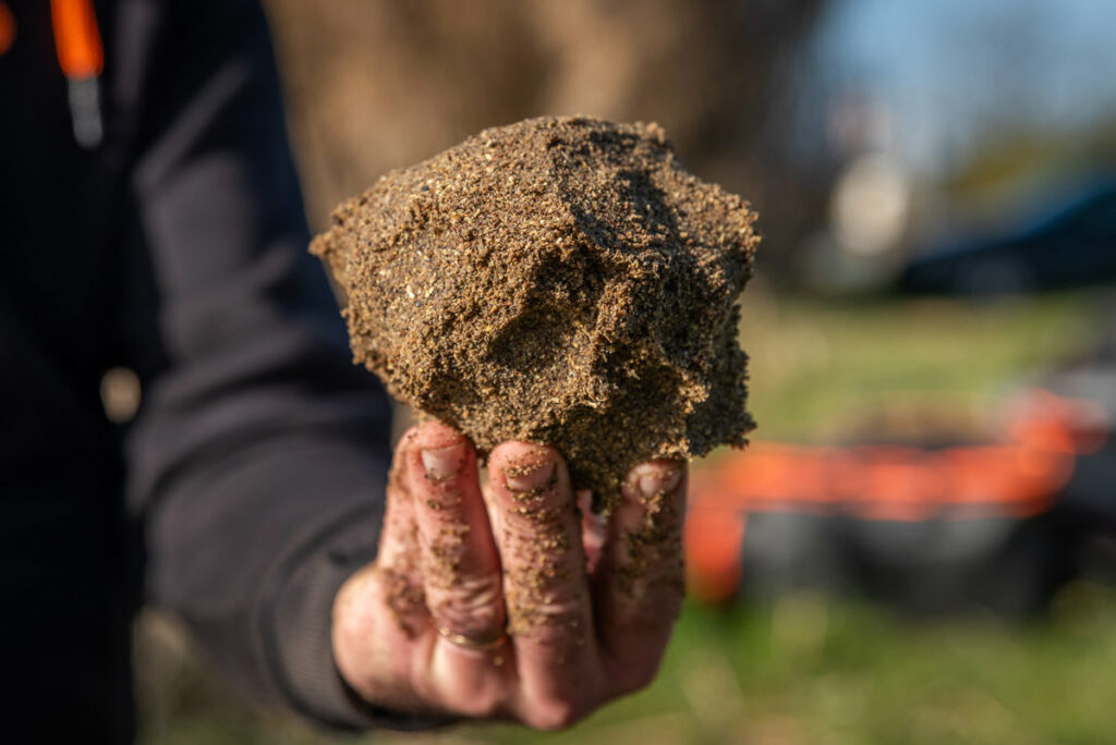 on doit pouvoir former facilement une boule la manipuler puis la démolir sans forcer