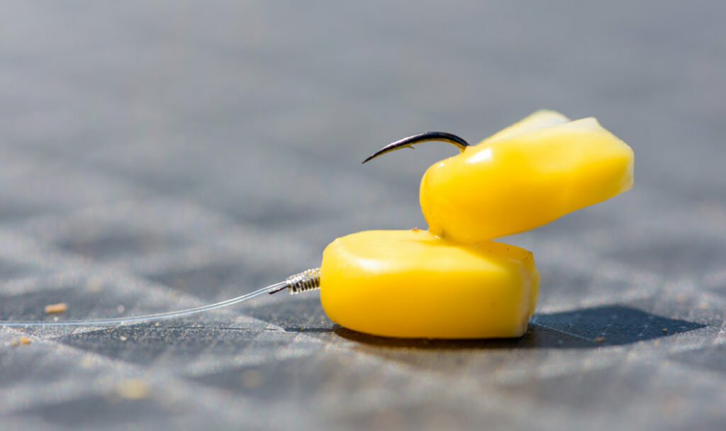 Un hameçon à grande ouverture permet d'utiliser des esches volumineuses.