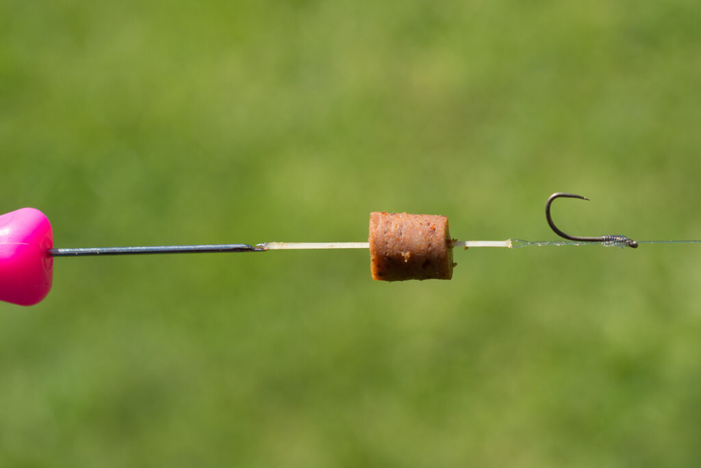 Eschage sur une bague élastique au cheveu.